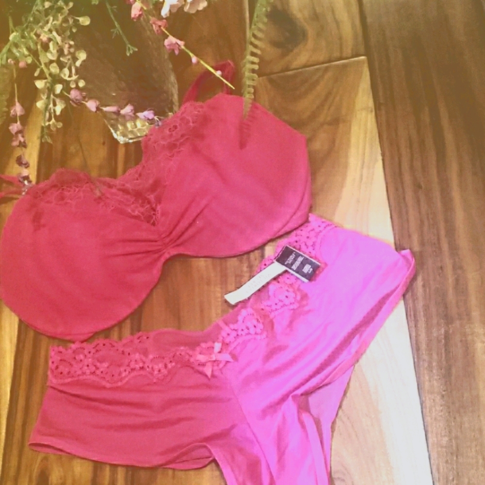 NWT NWOT 36D MED. MAJENTA BRA AND PANTIE SET